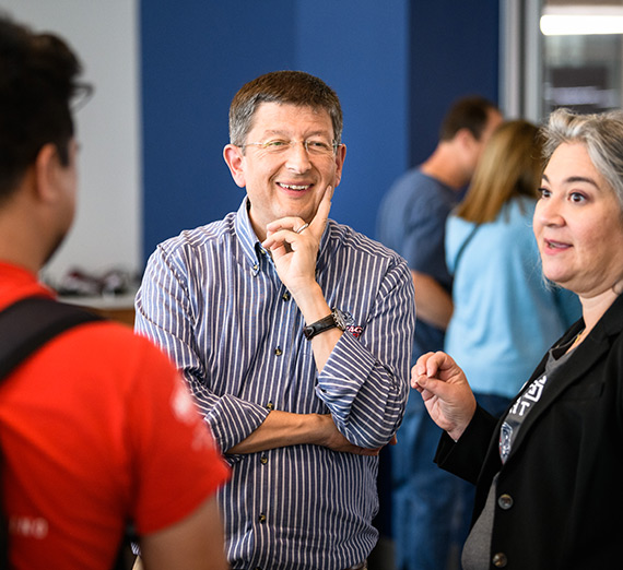 곤자가 대학교 몰입형 야외 학습 프로그램의 등산가가 샤론의 바위 꼭대기에 서 있다.