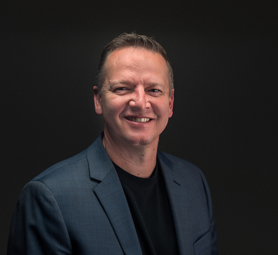 무대 옆 의자에 앉아 있는 여성