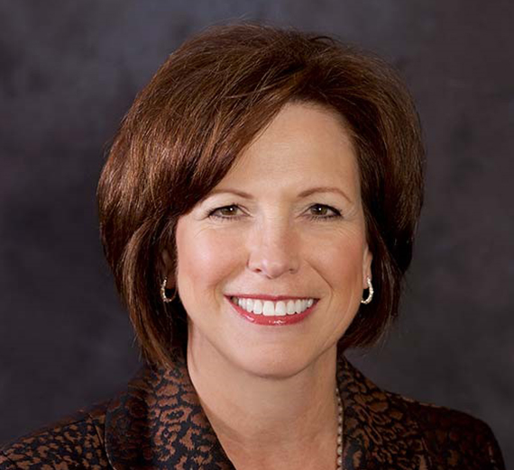 무대 옆 의자에 앉아 있는 여성